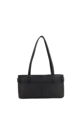 Bolso tipo baguette negro con textura granulada y correa corta para llevar al hombro.