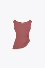 Musculosa color amarillo mostaza de tejido de punto acanalado, con cuello barco, sin mangas y detalle drapeado lateral.