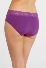 Panty corte hipster de lycra blanca con estampado floral y borde de encaje.