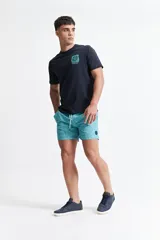 Remera de manga corta azul marino con estampado pequeño en el pecho.