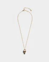 Collar de cadena corta dorada con dije de corazón liso y cierre de mosquetón.