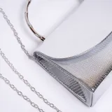 Cartera de mano tipo sobre, color plateado, con textura de escamas y cadena metálica plateada desmontable.