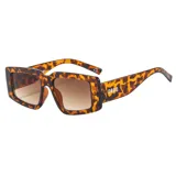 Gafas de sol unisex con montura rectangular de carey y lentes marrones degradadas. Fabricadas con plástico reciclado. Incluyen estuche transparente.