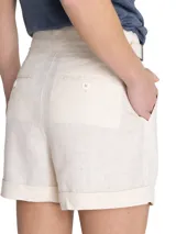 Short de tiro alto color verde oliva, confeccionado en lino orgánico, con cierre cruzado y hebillas en los costados. Incluye bolsillos y pinzas.