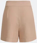 Short color beige de viscosa con cintura alta, solapa con botones y bolsillos laterales.