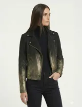 Chaqueta de símil gamuza marca Ruby Rd en color negro con un llamativo efecto degradé metalizado en tono dorado. Presenta un diseño tipo biker con cierre frontal asimétrico, solapas con broches a presión y bolsillos laterales con cierre.
