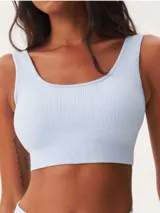 Top deportivo celeste de punto acanalado, sin costuras, con breteles anchos y escote cuadrado.