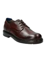 Zapato de cuero color café, con cordones y suela de goma.