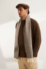 Bufanda unisex con flecos, confeccionada en lana fina sin teñir, con diseño pata de gallo en tonos beige y marrón.