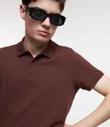 Remera polo de hombre, corte slim, color gris claro, confeccionada en tejido de media malla acanalada de algodón.