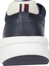 Zapatillas deportivas de diseño contemporáneo con suelas gruesas y exteriores de poliéster reciclado, con detalles distintivos de Tommy Hilfiger.