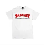 Remera blanca de manga corta con estampado frontal del logo de Thrasher en rojo y texto en japonés.