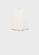 Top blanco con cuello barco y bajo con vuelo.