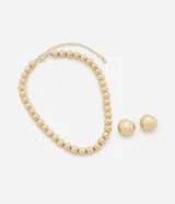 Conjunto de collar corto y caravanas de metal dorado con diseño de esferas lisas.