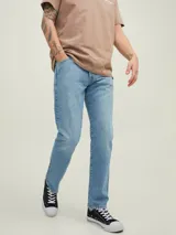 Jean de tiro alto color celeste con diseño clásico de cinco bolsillos, corte loose y cierre con botón.