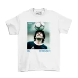 Remera blanca de algodón con estampa de Diego Maradona con la camiseta de la selección argentina y un balón de fútbol en la cabeza.