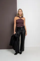 Musculosa marrón con escote halter y detalle de aro dorado en el centro.