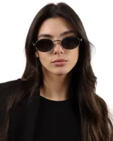 Lentes de sol ovalados con montura plateada y lentes oscuros.