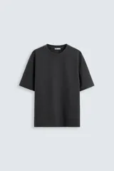 Camiseta de hombre color gris oscuro, de corte amplio, cuello redondo y manga corta.