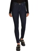 Pantalón de jean azul oscuro, corte skinny, con cinco bolsillos, cierre de botón y cremallera, parche de cuero con logo de Tommy Hilfiger en la cintura y logo bordado en el bolsillo trasero.