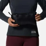 Campera con capucha de plumas, color negro, con cierre frontal completo y logo de la marca en el pecho.