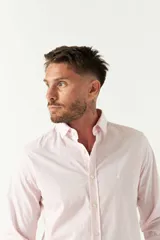 Camisa celeste a cuadros, de corte slim fit, manga larga y logo bordado. Confeccionada en 100% algodón.