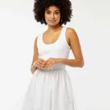 Vestido midi blanco con breteles anchos y falda amplia.