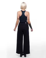 Pantalón de denim negro con corte sastrero de pierna ancha, tiro alto y pretina cruzada. Presenta un aplique de caballo/dragón en bronce hecho a mano y bordado del logo Temblad en la parte trasera.