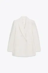 Blazer blanca de cuello solapa y manga larga. Bolsillos con solapa en delantero. Cierre frontal cruzado con botones.
