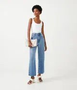 Musculosa azul marino de poliamida con escote en U y breteles anchos.