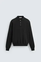 Polo de manga larga color negro, tejido en punto de algodón, corte relaxed fit, cuello solapa y cierre frontal con botonadura.