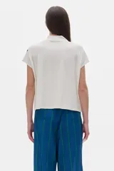 Blusa negra de rib con cuello subido y mangas cortas.