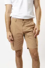 Bermuda color beige con bolsillos laterales tipo cargo, de corte recto.