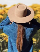 Sombrero de ala ancha color marrón, con copa alta y ala recta.