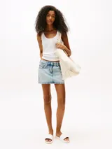 Chancletas Tommy Jeans blancas acharoladas, con logo tonal en relieve en la tira.