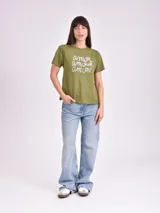 Remera verde oliva de corte recto con estampado frontal de la palabra "amor" en diferentes idiomas.
