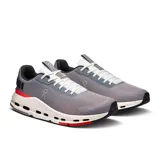 Championes urbanos On Running Cloudnova Form 2, color gris con detalles en blanco y rojo.