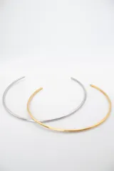 Choker minimalista de acero quirúrgico dorado, con un diseño elegante y ajustable.