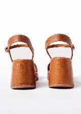 Sandalias con tacón de 7 cm, de cuero marrón, con tiras en la parte frontal y ajuste en el tobillo.