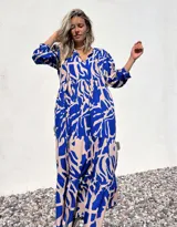 Vestido largo con estampado abstracto en azul y crudo, con escote en V y mangas 3/4.