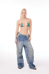Pantalón de jean oversized de tiro bajo, color azul lavado, con estampado de tigresa grabado con láser.