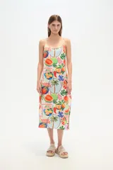 Vestido largo sin mangas de viscosa, con estampado de frutas y palmeras.