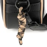 Cartera tipo baúl color negro, con detalles en beige y logo triangular con letras XL en el frente. Tiene doble asa corta, correa larga regulable y herrajes plateados. El compartimento principal tiene cierre y bolsillos internos.