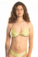 Top de bikini triangular color verde oliva, forrado y con relleno, con correderas y aros metálicos. Los breteles se pueden usar rectos o atados al cuello.