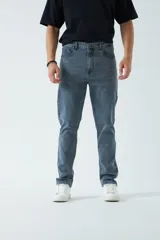 Jean celeste de corte slim, tiro medio y con presillas para cinturón.