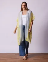 Kimono Barrington con estampado de rayas horizontales en tonos azul, rosa y dorado.