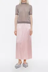 Falda midi de satén color rosa pálido, de corte recto, con cierre de cremallera invisible trasera y abertura trasera en el bajo.