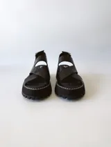 Sandalias negras de cuero con tiras cruzadas, plataforma track y hebilla lateral.