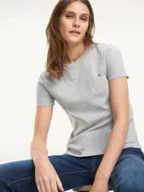 Remera de algodón orgánico color gris con cuello redondo y logo de Tommy Hilfiger bordado en el pecho. Corte clásico de manga corta.