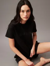 Conjunto de pijama de dos piezas en color negro, con camiseta de cuello redondo y short con cinturilla elástica.